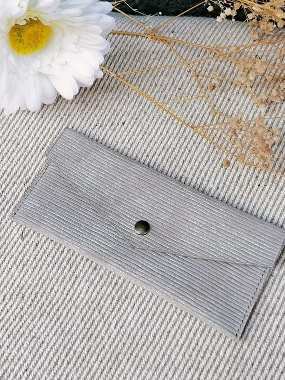 camille-guiraud-tui-lunettes-enveloppe-gris-iris-cuir image 1