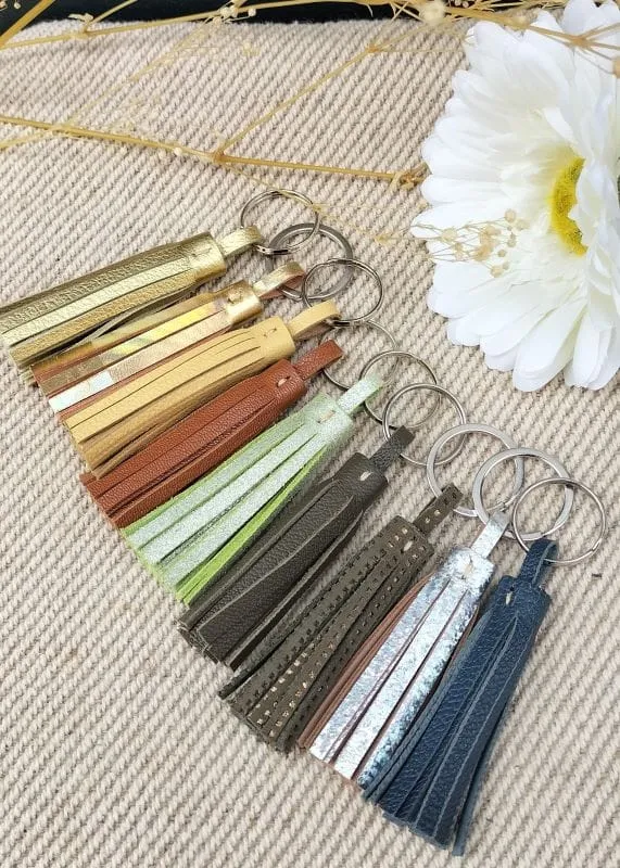 camille-guiraud-porte-cl-s-pompon-accessoire-cuir-fait-main image 1