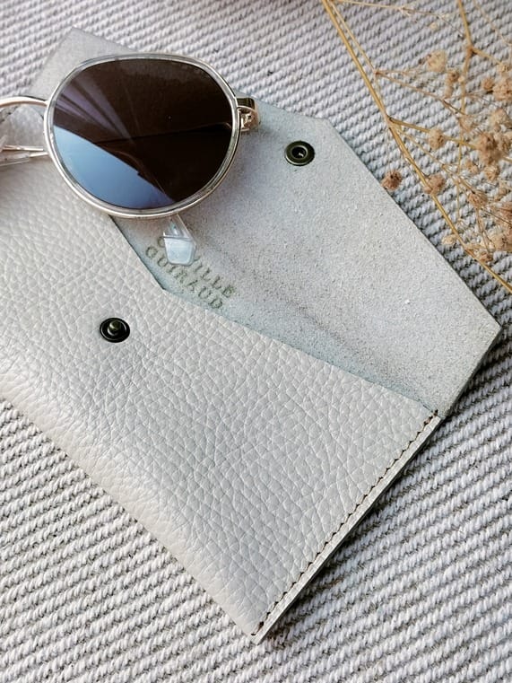 camille-guiraud-tui-lunettes-enveloppe-cr-me-cuir image 4