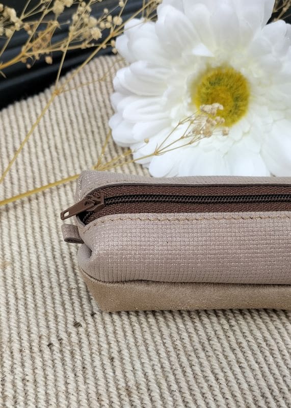 camille-guiraud-baby-trousse-beige-carreau-trousse-cuir-paillettes image 3
