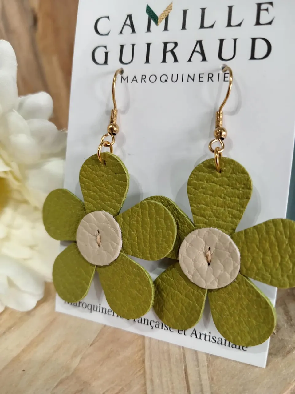 camille-guiraud-boucles-marguerite-vert-anis-boucles-d-oreilles-fleur image 1