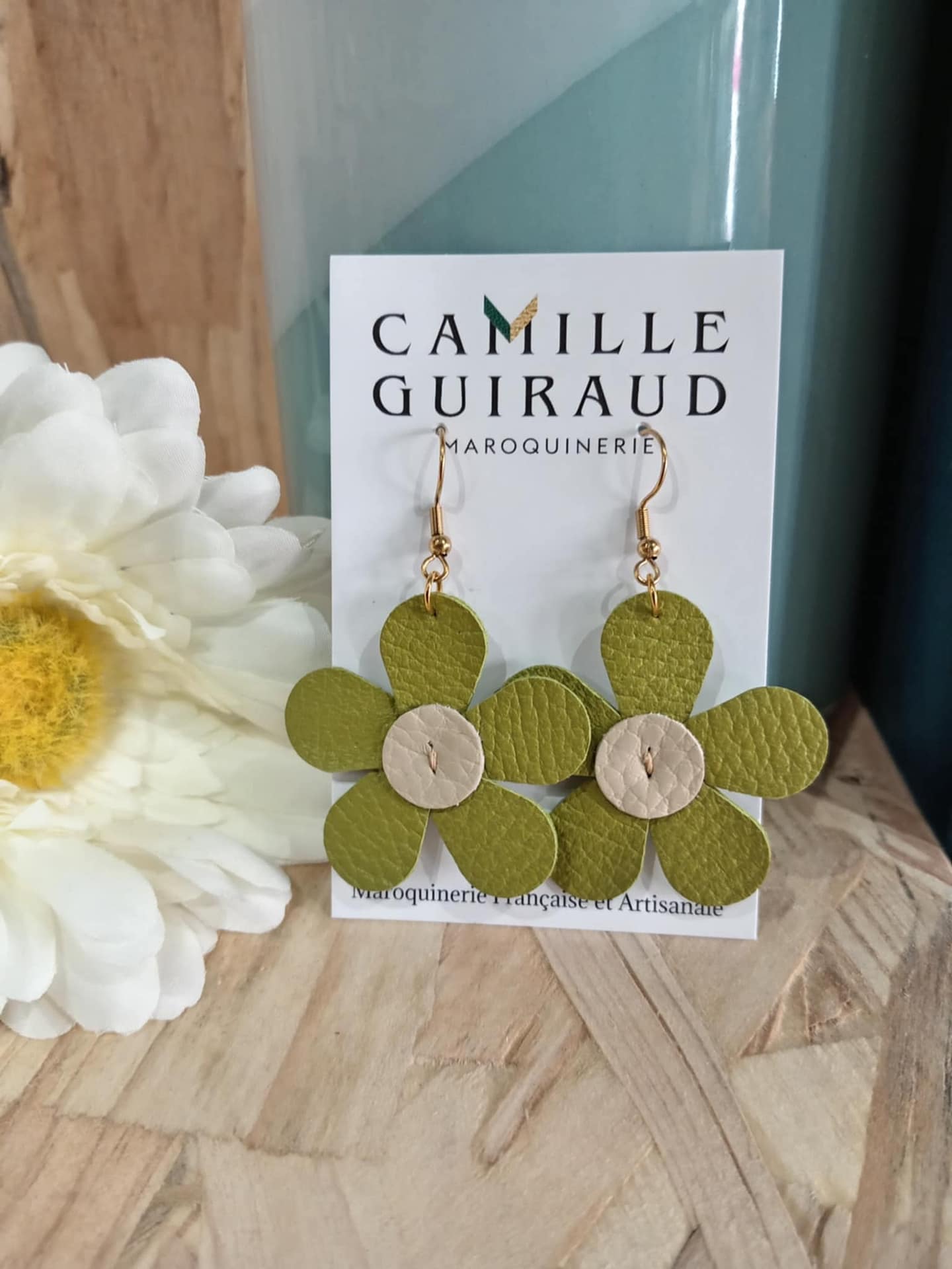 camille-guiraud-boucles-marguerite-vert-anis-boucles-d-oreilles-fleur image 2