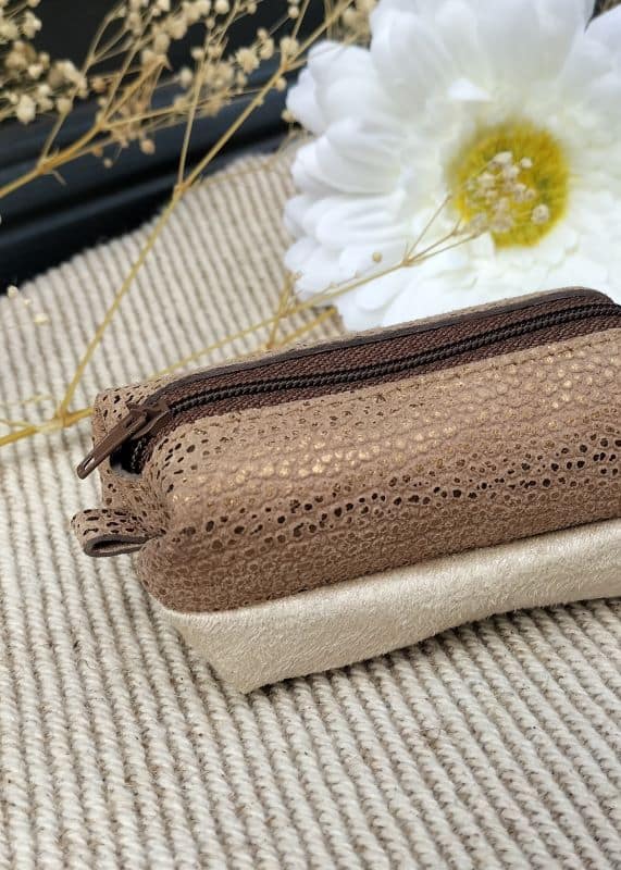 camille-guiraud-baby-trousse-nude-dor-cuir-grain-alcantara image 3