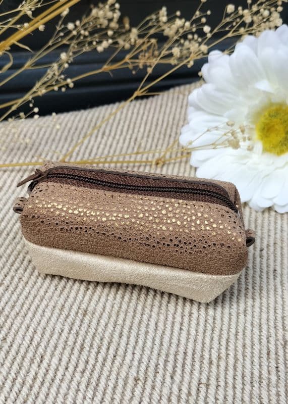 camille-guiraud-baby-trousse-nude-dor-cuir-grain-alcantara image 1