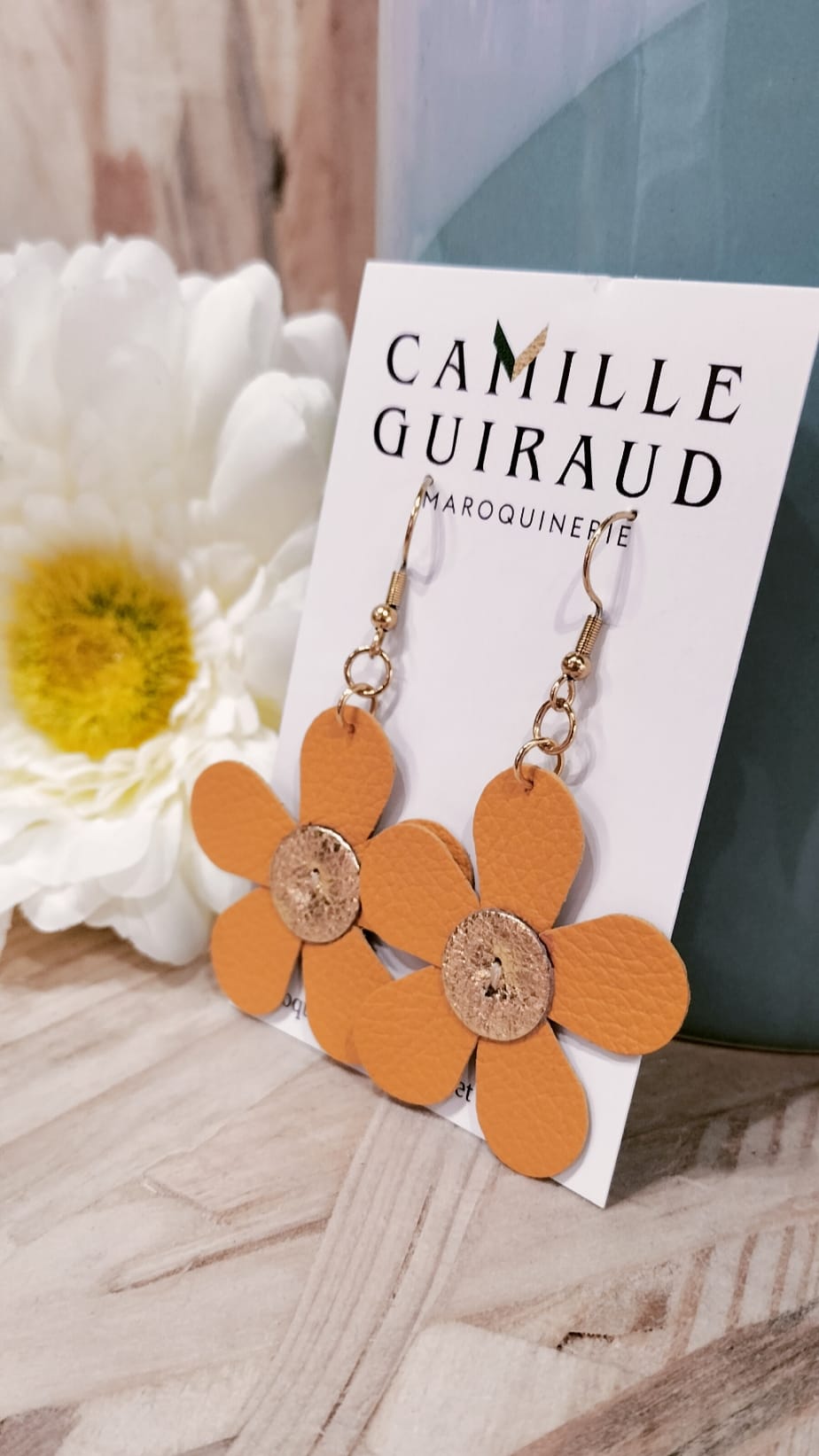 camille-guiraud-marguerite-mandarine-dor-boucles-fleur-cuir image 1